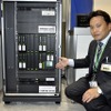 BX900とプラットフォーム技術本部 プロダクトソリューション技術統括部の市村賢司氏の画像