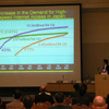 　光ファイバアクセスの普及促進をはかる国際NPO、FTTH Council Asia-Pacificのジェネラルミーティングがパシフィコ横浜で開催された。この中でNTTの篠原弘道氏は、NTT東西が展開するBフレッツの推移や今後の計画などについてスピーチを行った。の画像