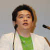 　ライブドアは15日、IEEE802.11b/g準拠の公衆無線LAN接続サービス「D-cubic」を提供すると発表した。利用料金は、初期設定費用が1,050円、月額料金が525円。堀江社長が待ち望んだサービスだと胸を張る。の画像
