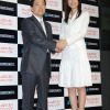 ソースネクスト代表取締役社長の松田憲幸氏（左）、松下奈緒（右）の画像