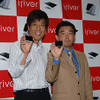 　アイリバー・ジャパンは、2.2型QVGA液晶の十字4方向を直接クリックして操作する「iriver D-Click System」を採用したポータブルオーディオプレーヤー「U10」を8月下旬に発売する。の画像