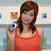 　松下電器産業は、840万画素の16:9ワイドCCDと広角端28mmの光学4倍ズームレンズを搭載したことにより、本格的な16:9のワイド写真を撮影できるデジタルカメラ「LUMIX DMC-LX1」を8月26日に発売する。の画像