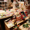 Livly Islandのロゴ入り巾着や絵はがき、座布団にフィギュア…。とにかく手製とは思えないほど、どの作品もできがよいの画像
