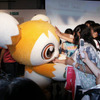 着ぐるみピグミーとの握手会…のはずだったが、ちょっと大きすぎたのか、子供たちは遠くからこわごわ触っていた(笑)の画像