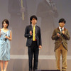 会場に登場した堀北真希さん、松山ケンイチさん、劇団ひとりさんの画像