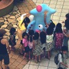 イベント会場では子供にかこまれて大人気の画像