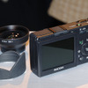 背面には、2.5型21万画素の液晶ディスプレイを装備。光学ファインダーはオプションの画像