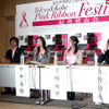 「ピンクリボンフェスティバル2005」記者発表会で。左から荻原次晴さん、中井美穂さん、香椎由宇さん、大野靖之さんの画像