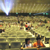 会場風景。まだ開場して間もない時期のためまばらだが、最終的には5,000人の観客で埋め尽くされた。の画像