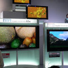 ブース入り口に展示されたフルHD対応のプラズマテレビの画像