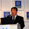 新製品を紹介する同社マーケティング本部長阿部剛士氏の画像