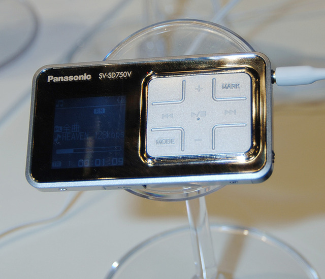 松下、薄さ9mmのSDカードスロット搭載プレーヤー「D-snap Audio」など 浜崎あゆみも登場