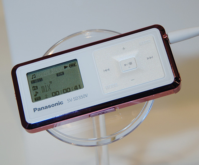 松下、薄さ9mmのSDカードスロット搭載プレーヤー「D-snap Audio」など　浜崎あゆみも登場
