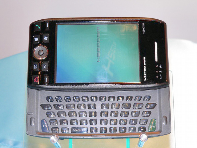 ウィルコム、Windows Mobile 5.0を採用したVGA液晶搭載スマートフォン「W-ZERO3」を発表