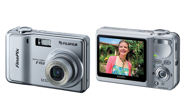 富士写、実売3万円前後の薄型軽量デジカメ「FinePix F460」