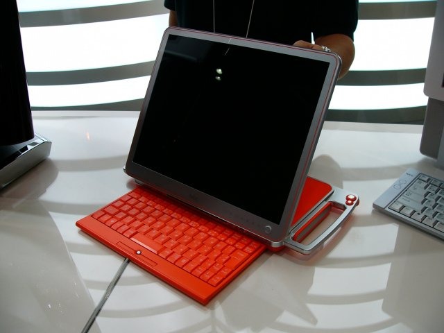 【WPC 2005】NEC、テレビPCの未来形を提案するデザインや携帯マルチメディアプレーヤーを展示