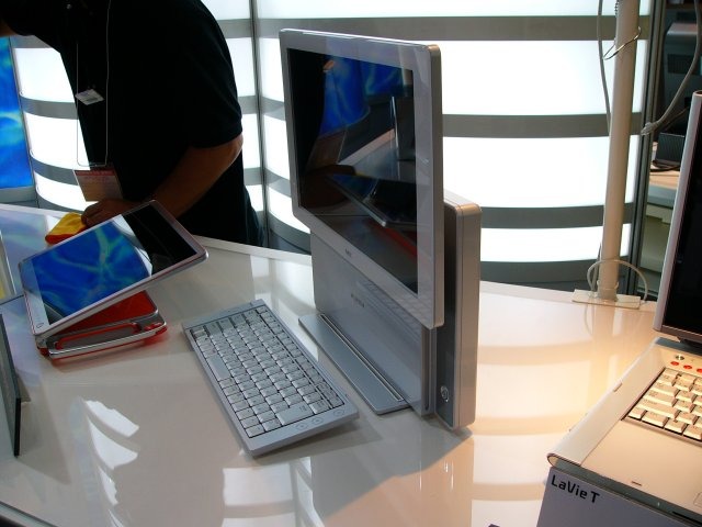 【WPC 2005】NEC、テレビPCの未来形を提案するデザインや携帯マルチメディアプレーヤーを展示