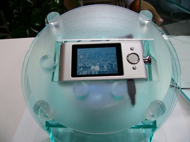 【WPC 2005】NEC、テレビPCの未来形を提案するデザインや携帯マルチメディアプレーヤーを展示