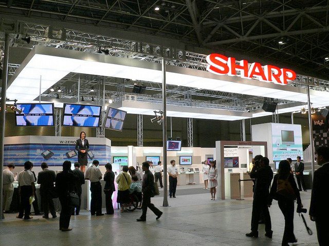 【WPC 2005】シャープ、ウィルコムの最新端末「W-ZERO3」がいち早く触れる体験コーナーなど