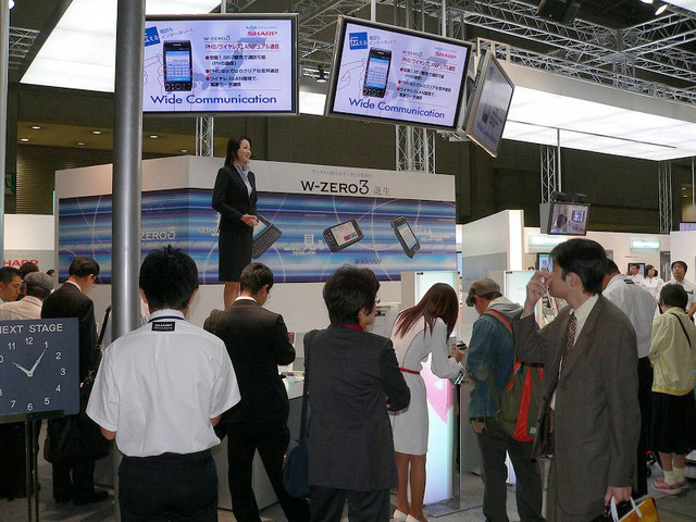 【WPC 2005】シャープ、ウィルコムの最新端末「W-ZERO3」がいち早く触れる体験コーナーなど