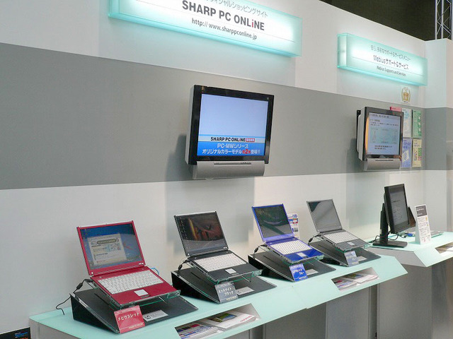 【WPC 2005】シャープ、ウィルコムの最新端末「W-ZERO3」がいち早く触れる体験コーナーなど
