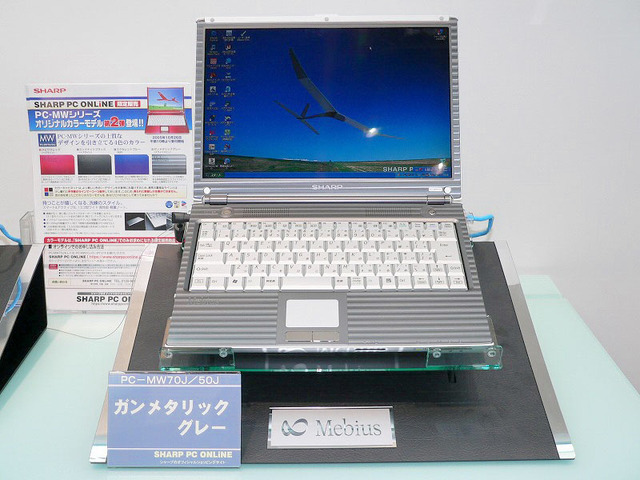 【WPC 2005】シャープ、ウィルコムの最新端末「W-ZERO3」がいち早く触れる体験コーナーなど