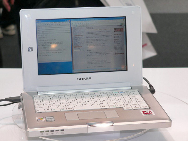 【WPC 2005】シャープ、ウィルコムの最新端末「W-ZERO3」がいち早く触れる体験コーナーなど