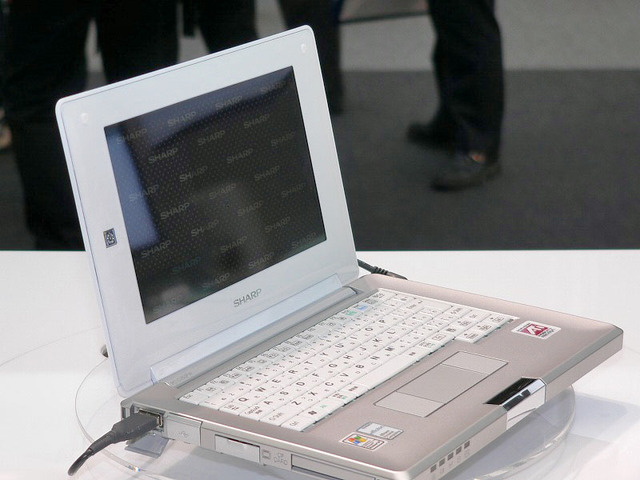 【WPC 2005】シャープ、ウィルコムの最新端末「W-ZERO3」がいち早く触れる体験コーナーなど