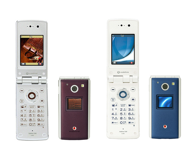 NEC、革のような質感を採用した3G携帯電話端末「Vodafone 703N」