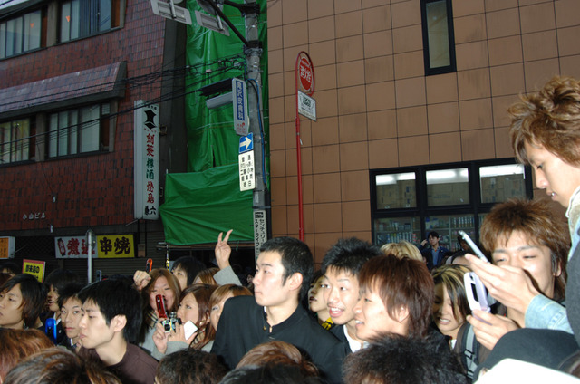 ビックカメラ横浜西口店の「宇宙戦争」DVD発売イベントに長州小力が乱入!
