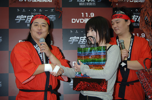 ビックカメラ横浜西口店の「宇宙戦争」DVD発売イベントに長州小力が乱入!