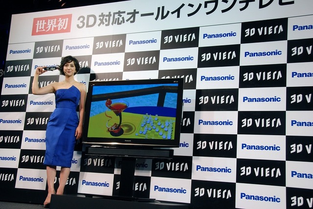 あざやかなブルーのドレスで登場――「3D VIERA」イメージキャラに滝川クリステル!!
