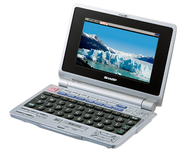 シャープ、カラー画像や地図から検索できる4.3型液晶搭載のカラー電子辞書「PW-N8000」