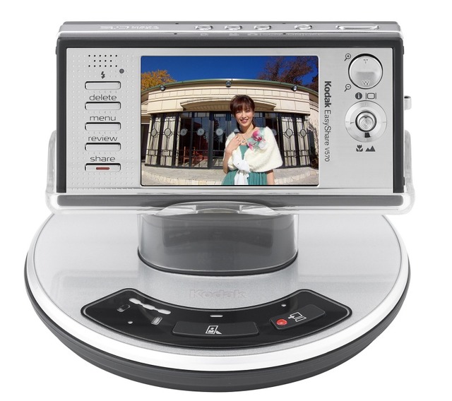 コダック、焦点距離23mmワイドと光学3倍ズームの2レンズを搭載したデジカメ「EasyShare V570」