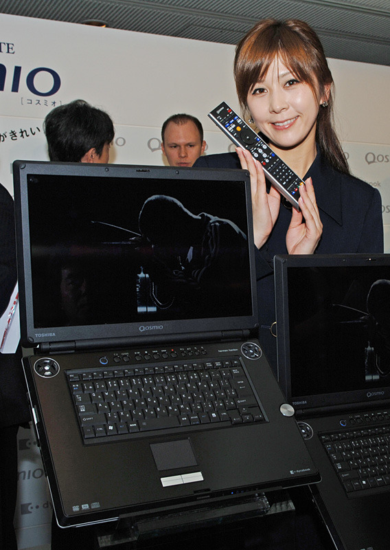 東芝、地上デジタルTVチューナーと17型フルHD液晶搭載のAVノート「Qosmio G30」など