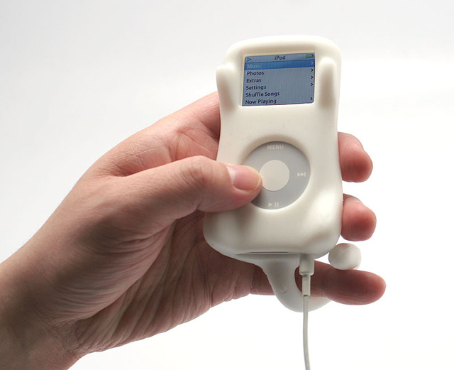 フォーカルポイント、iPod nano用ネコ型ケース　しっぽにケーブルを巻き付けて収納可能