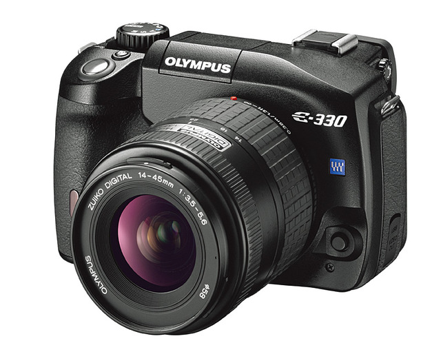オリンパス、世界で初めて液晶画面を見ながら撮影できるデジタル一眼レフカメラ「E-330」