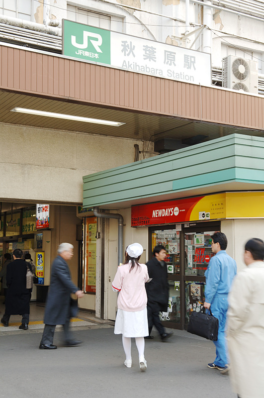 ナース姿のメガネ娘たちが秋葉原に出現！　DTIのTEPCOひかり入会キャンペーンをPR