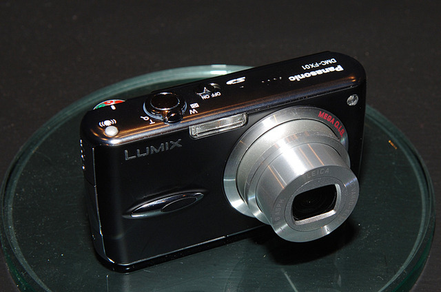 松下、広角28mmの3.6倍ズームと手ブレ補正搭載の薄型デジカメ「LUMIX DMC-FX01」 ISO1,600対応