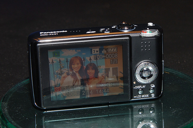松下、広角28mmの3.6倍ズームと手ブレ補正搭載の薄型デジカメ「LUMIX DMC-FX01」 ISO1,600対応
