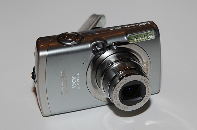 キヤノン、シリーズ初の手ブレ補正機能と光学4倍ズームを搭載した600万画素デジカメ「IXY DIGITAL 800 IS」 ISO800対応