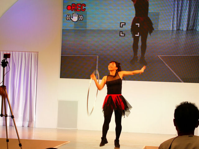 【PIE2006】スリムコンパクトの高画質動画撮影機能が体感できるカシオブース
