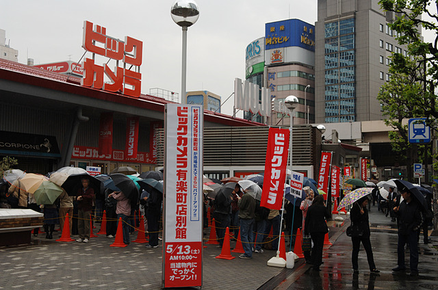 ビックカメラ、有楽町店別館オープン記念イベント「上戸彩の母の日にプレゼントを贈ろう」を開催