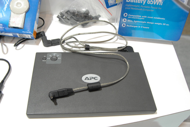 【Interop 2006】 携帯電話やiPodなどが充電できるUSB端子付きバッテリー