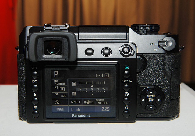 松下、デジタル一眼レフカメラ「DMC-L1」とライカ初の手ブレ補正レンズをセット販売