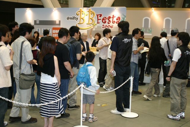 眞鍋かをりが女医に?ブロードバンド体験イベント「@nifty BB Festa 2006」開催!