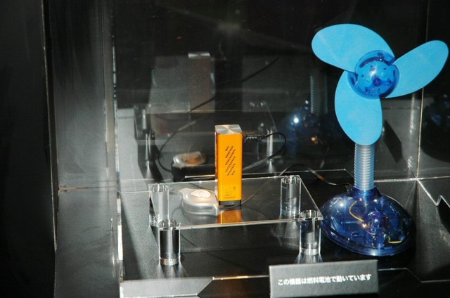 [WIRELESS JAPAN 2006] 酸素と水で発電するFOMA用燃料電池が展示
