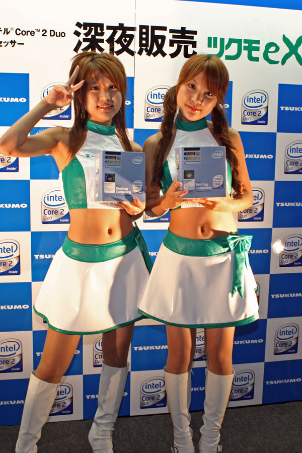 【続報】双子のレースクイーンも登場！東京・秋葉原でCore 2 Duoが深夜販売