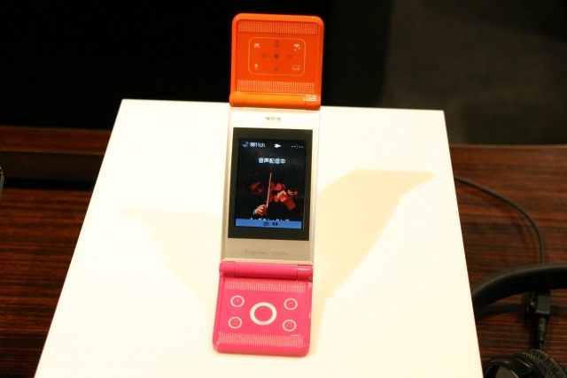 【CEATEC 2006 Vol.14】5.1chが聞けるデジタルラジオ対応携帯（ドコモ）
