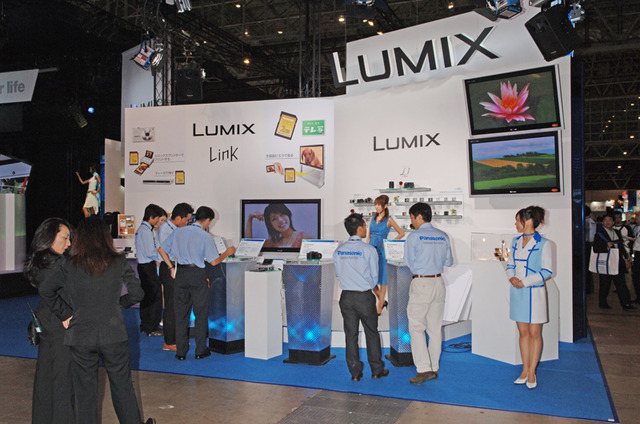 【CEATEC 2006 Vol.23】松下、デジカメ「DMC-FX07」の漆塗りモデルを参考出品